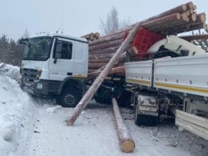 В Якутии большегруз столкнулся с полуприцепом другого грузовика: Водитель погиб на месте