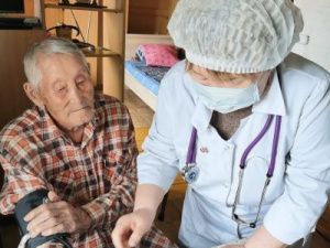 Медики Якутии посещают ветеранов войны и тыла на дому