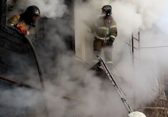 В Мирном сгорел частный дом: Пострадал мужчина