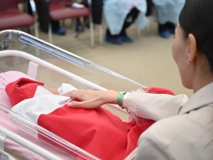 В Перинатальном центре Якутска состоялась торжественная выписка первых  новорожденных в Год семьи в России и в Год детства в Якутии