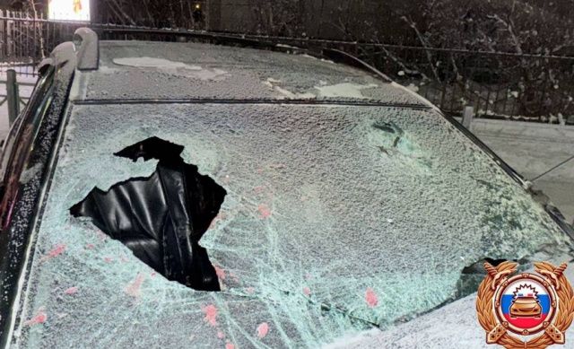 В столице Якутии внедорожник врезался в снегоуборщик «КАМАЗ»