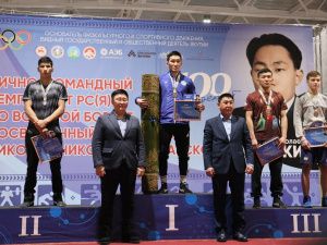 Фоторепортаж. Главные схватки чемпионата Якутии по вольной борьбе