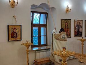 В Якутске освятили храм, в котором сохранился уникальный дореволюционный иконостас