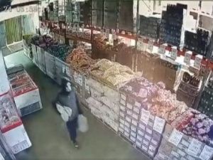 В Якутске мужчина разбил окно магазина камнем и вынес продукты с пивом