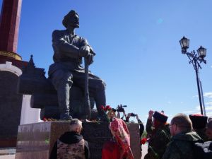 В Якутске возложили цветы к памятнику Петру Бекетову в День России  