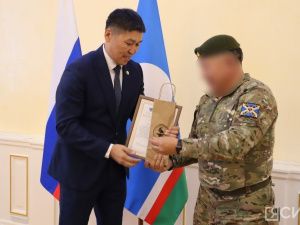В Якутии прибывшим из зоны СВО военнослужащим традиционно вручили якутские ножи