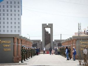 В Якутске возложили цветы к памятнику якутскому снайперу и мемориалу «Солдат Туймаады»