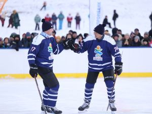 Зрелищной ничьей завершился матч звёзд мирового хоккея с якутской командой у Ленских столбов