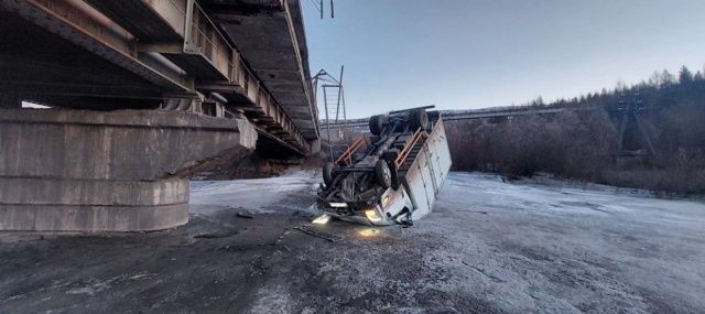 В Якутии грузовик упал с моста