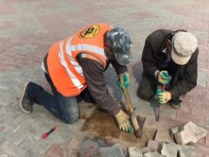 В Якутске начали ремонт тротуаров и съездов