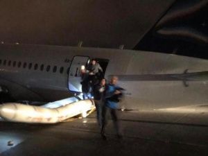 Пассажирский самолет выкатился за пределы ВПП в Якутске, четверо пострадали