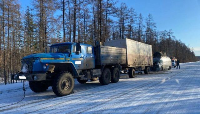 В Якутии «Тойота» наехала на грузовик, пострадал пассажир иномарки
