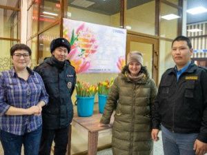 На станции Нижний Бестях железнодорожники поздравили женщин- пассажирок с Международным женским днём