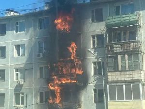Пожар в Якутске: полицейские эвакуировали 40 человек, включая детей