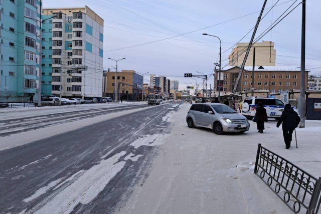 В Якутске водитель сбил 86-летнего пешехода, который шел по тротуару
