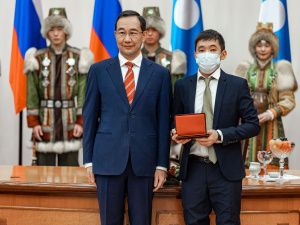 Ил Дархан вручил якутянам государственные награды за выдающиеся заслуги