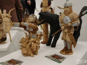 Мастер резьбы по дереву из Горного района представил героев Олонхо на фестивале NeoOlonkho в Якутске