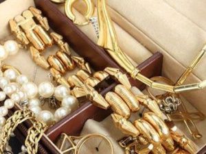 В Мирном 31-летний мужчина обворовал родную тетю