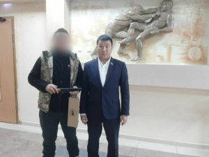 Участнику СВО с позывным «Палыч» вручили национальный символ силы и мужества