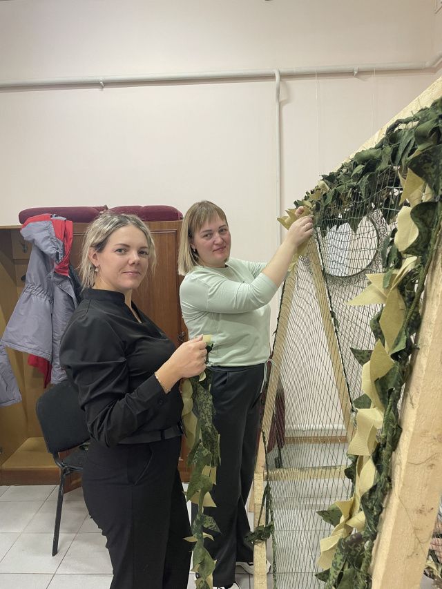 Коллектив станции Томмот принял участие в плетении маскировочных сетей для участников СВО