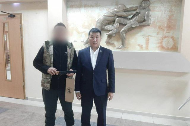 Участнику СВО с позывным «Палыч» вручили национальный символ силы и мужества