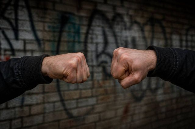 Оскорбление матери привело к уголовному делу: школьник сломал нос однокласснику