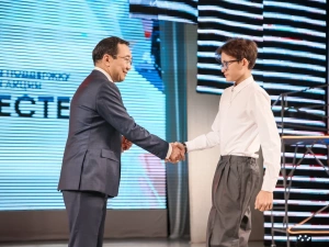 Айсен Николаев вручил паспорта юным гражданам России