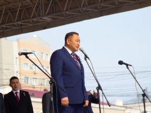 В День флага России Альберт Семенов наградил отличившихся якутян и вручил паспорта школьникам