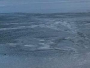 В 203-м микрорайоне под лед провалился мужчина