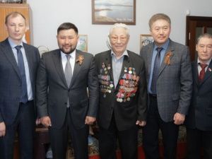 Евгений Григорьев поздравил участника Великой Отечественной войны Кирилла Павлова