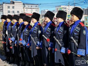 В честь Дня города Якутска к памятнику Семену Дежневу и Абакаяде возложили цветы