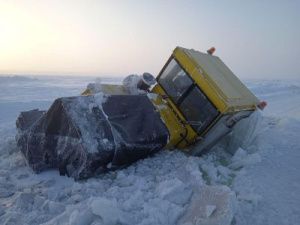 В Хангаласском улусе под лед провалился трактор