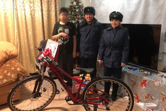 Школьнику из Якутска подарили велосипед