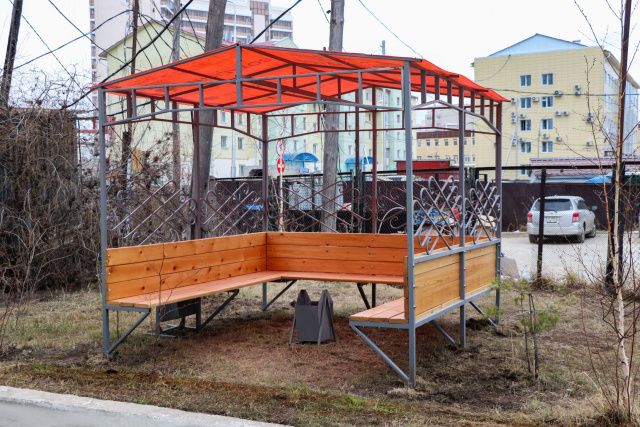 Осужденные изготовили беседку для Якутской республиканской офтальмологической клинической больницы 