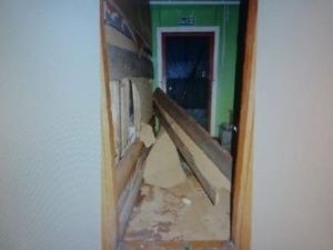 В Якутии подозреваемые проломили стену в магазине, чтобы похитить 14 бутылок водки