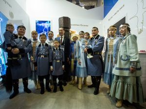 Айсен Николаев на выставке «Россия» встретился с многодетной семьей Новгородовых из Якутии