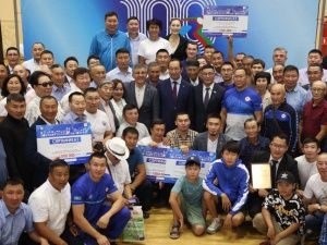 Глава Якутии вручил по одному миллиону рублей спортивным федерациям республики