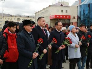 В Якутске возложили цветы к памятникам выдающихся государственных деятелей