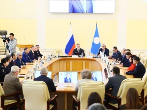 Кирилл Бычков вручил государственные награды лучшим юристам Якутии