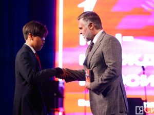 В Якутске школьникам торжественно вручили паспорта в День народного единства