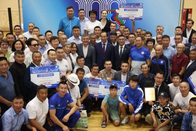 Глава Якутии вручил по одному миллиону рублей спортивным федерациям республики