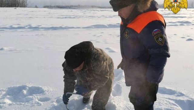 На реке Лене сотрудники МЧС проверили толщину льда