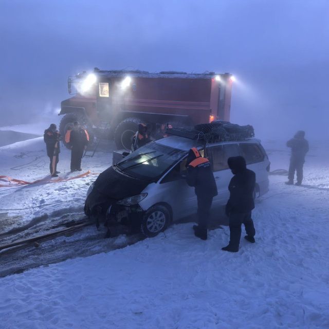 На реке Лене вытащили затонувшую "Тойоту", найдено тело ребенка