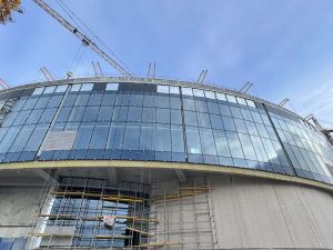 Завершено остекление фасада Арктического центра в Якутске