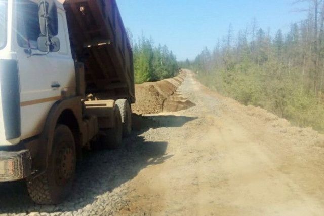 В Мирнинском районе приводят в порядок дорогу к поселку Светлый