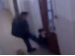 В Якутске на видео попало, как мужчина избил женщину в подъезде