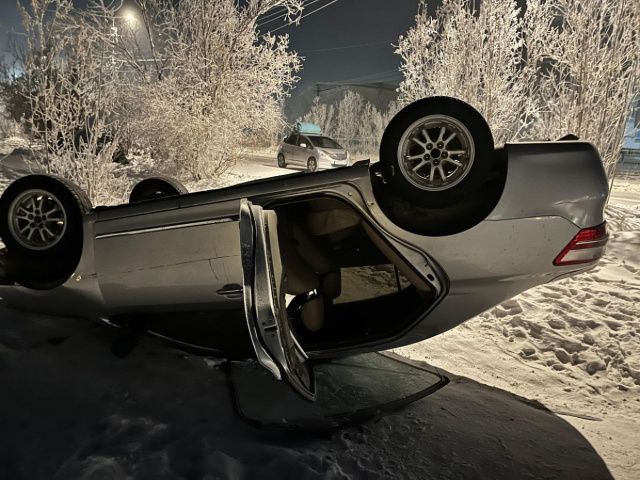 В Якутии нетрезвая пассажирка напала на таксиста, угнала его автомобиль, попала в ДТП и оказала сопротивление полиции