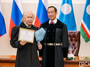 Айсен Николаев вручил стипендии олонхосутам, запевалам осуохая, кузнецам и народным мастерам Якутии