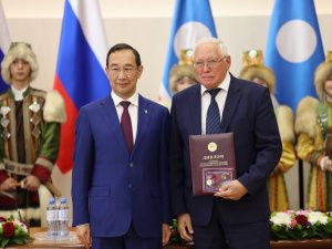 Айсен Николаев вручил 35 якутянам государственные награды