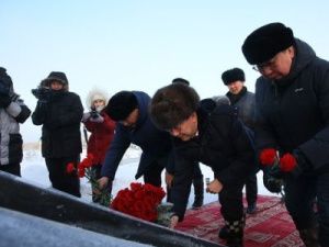 Айсен Николаев возложил цветы к памятнику Герою Советского Союза Федора Попова